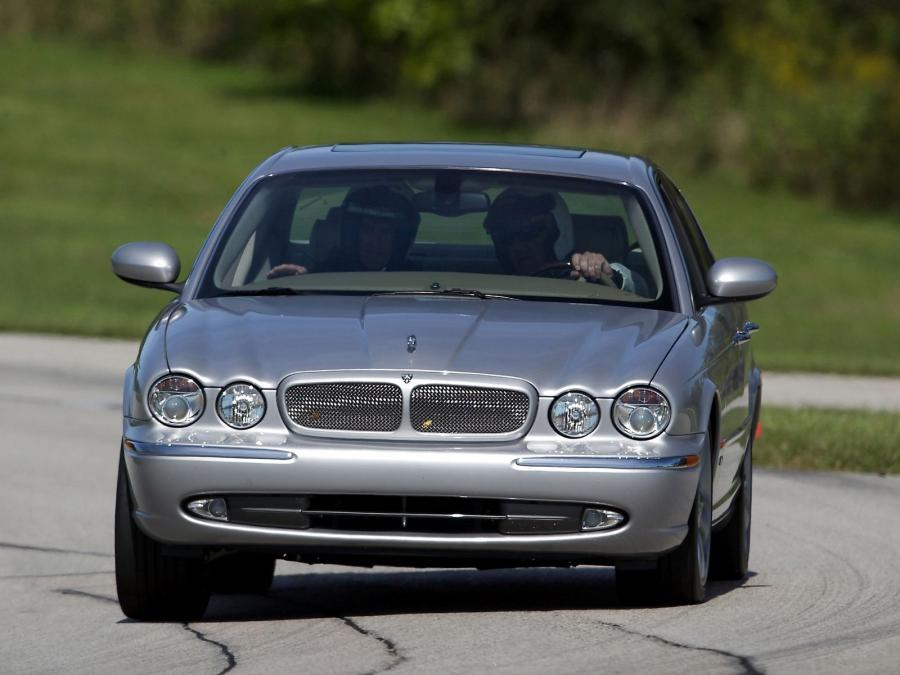  Jaguar XJR 2003 года  (US) (фото 4 из 9)
